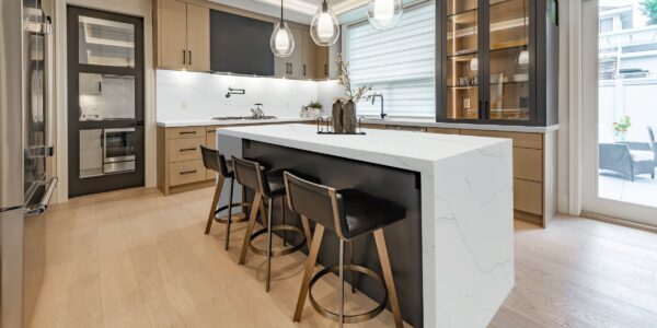Borghini Silver Jumbo Quartz by Venezia Surfaces with silvery white background and light gray veins